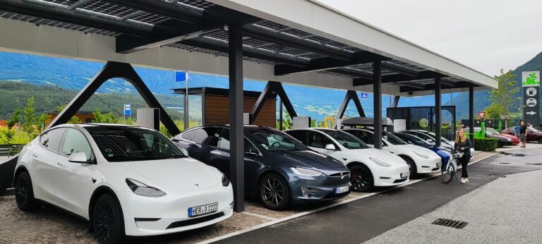 Mehr über den Artikel erfahren Elektromobilität und Autarkie: Warum Jetzt der Perfekte Zeitpunkt für den Umstieg ist